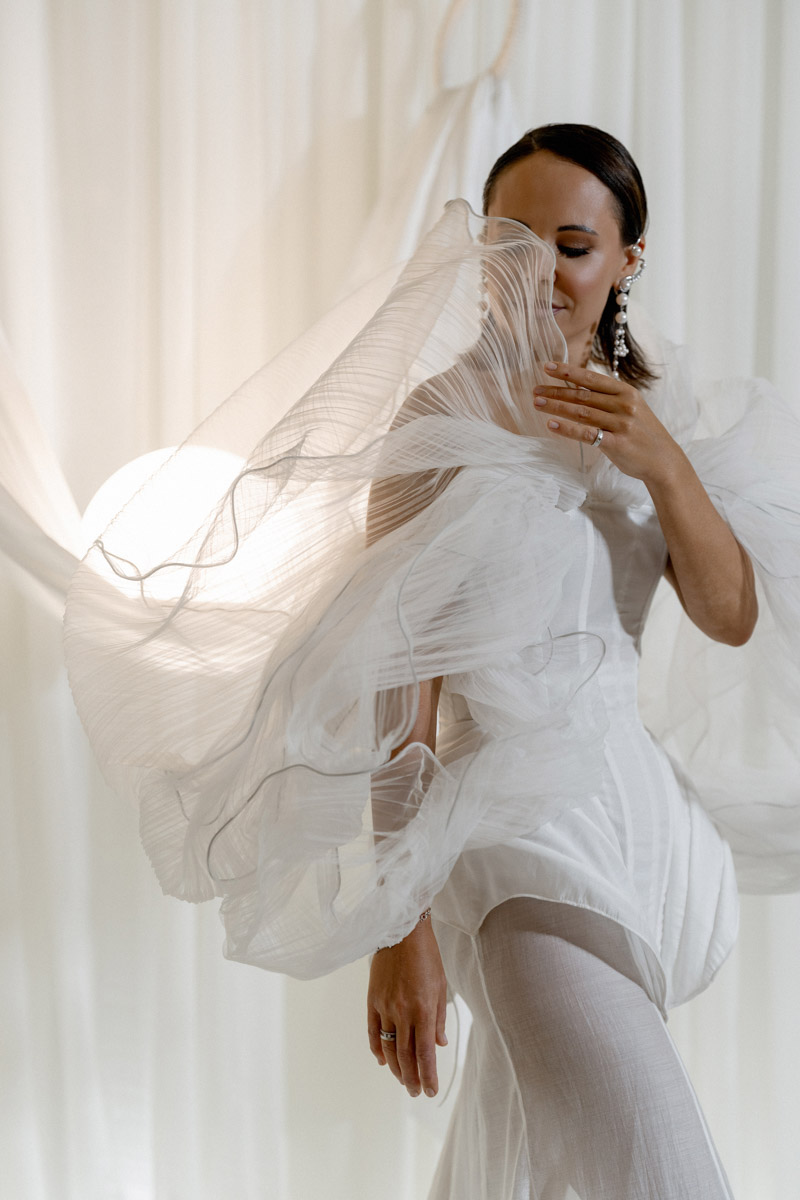 Каждой невесте хочется сиять, и прекрасным героиням нашего обзора это удалось на сто процентов. В преддверии активного свадебного сезона «Ключ-Медиа» собрал самые экстравагантные платья владимирских красавиц, начиная от космических и заканчивая поистине королевскими!