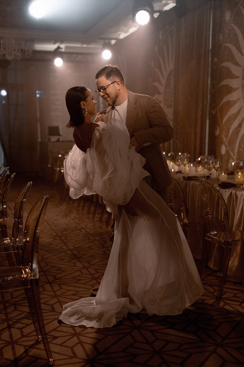 Каждой невесте хочется сиять, и прекрасным героиням нашего обзора это удалось на сто процентов. В преддверии активного свадебного сезона «Ключ-Медиа» собрал самые экстравагантные платья владимирских красавиц, начиная от космических и заканчивая поистине королевскими!