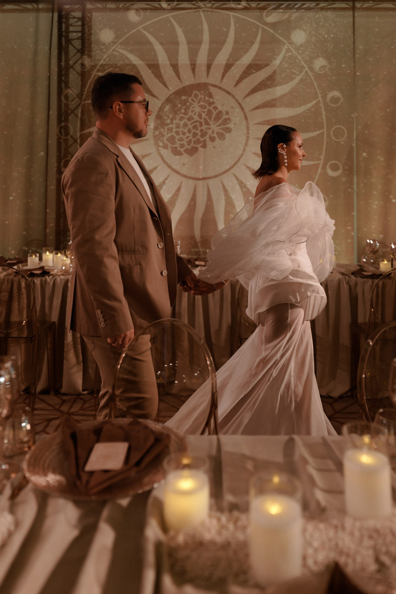 Каждой невесте хочется сиять, и прекрасным героиням нашего обзора это удалось на сто процентов. В преддверии активного свадебного сезона «Ключ-Медиа» собрал самые экстравагантные платья владимирских красавиц, начиная от космических и заканчивая поистине королевскими!