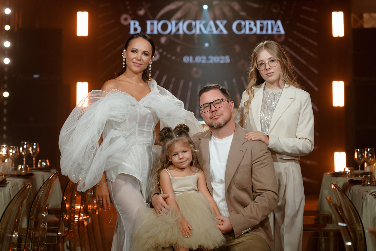 Каждой невесте хочется сиять, и прекрасным героиням нашего обзора это удалось на сто процентов. В преддверии активного свадебного сезона «Ключ-Медиа» собрал самые экстравагантные платья владимирских красавиц, начиная от космических и заканчивая поистине королевскими!