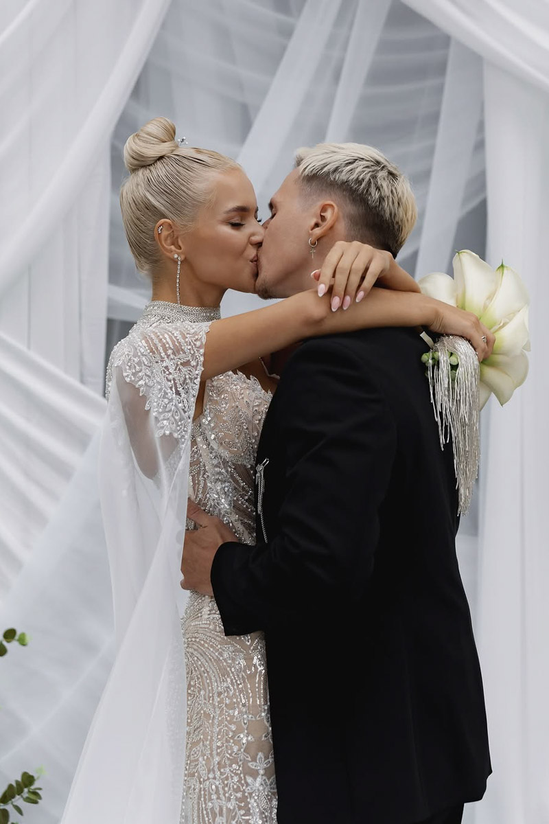 Каждой невесте хочется сиять, и прекрасным героиням нашего обзора это удалось на сто процентов. В преддверии активного свадебного сезона «Ключ-Медиа» собрал самые экстравагантные платья владимирских красавиц, начиная от космических и заканчивая поистине королевскими!