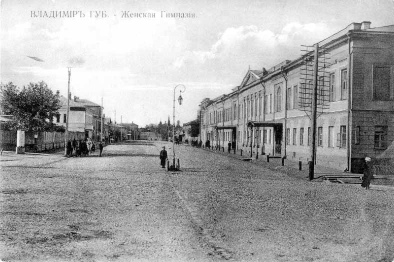 Стражем Театральной площади можно назвать здание, которое большинство владимирцев именуют Красной церковью. Официальное же название сооружения — Троицкая церковь, или Троицы Живоначальной. Это первый и единственный храм, построенный во Владимире старообрядцами. О его удивительной судьбе мы сегодня и поговорим.