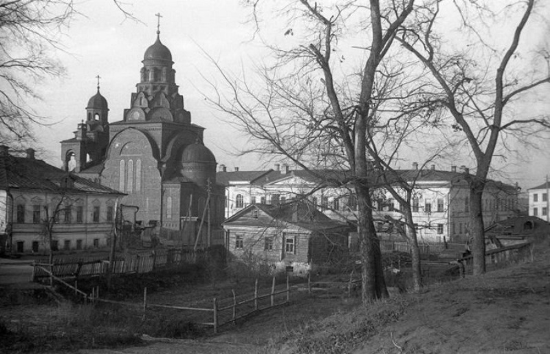 Стражем Театральной площади можно назвать здание, которое большинство владимирцев именуют Красной церковью. Официальное же название сооружения — Троицкая церковь, или Троицы Живоначальной. Это первый и единственный храм, построенный во Владимире старообрядцами. О его удивительной судьбе мы сегодня и поговорим.