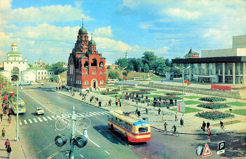 Стражем Театральной площади можно назвать здание, которое большинство владимирцев именуют Красной церковью. Официальное же название сооружения — Троицкая церковь, или Троицы Живоначальной. Это первый и единственный храм, построенный во Владимире старообрядцами. О его удивительной судьбе мы сегодня и поговорим.