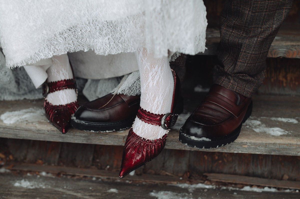 Что-то уединенное, мистическое, фольклорное и непременно приключенческое — такую задачу ставила перед собой пара из Санкт-Петербурга, планируя свадьбу. Олеся и Руслан трудятся в сфере реставрации. Их объединяют увлеченность историческим наследием и страсть к путешествиям. Так и родилась идея связать свои судьбы в одном из древних русских городов. Выбор пал на Гороховец. Получилась настоящая готическая свадьба с кастомным платьем, вилами, белокаменными хоромами и деревянными особняками.