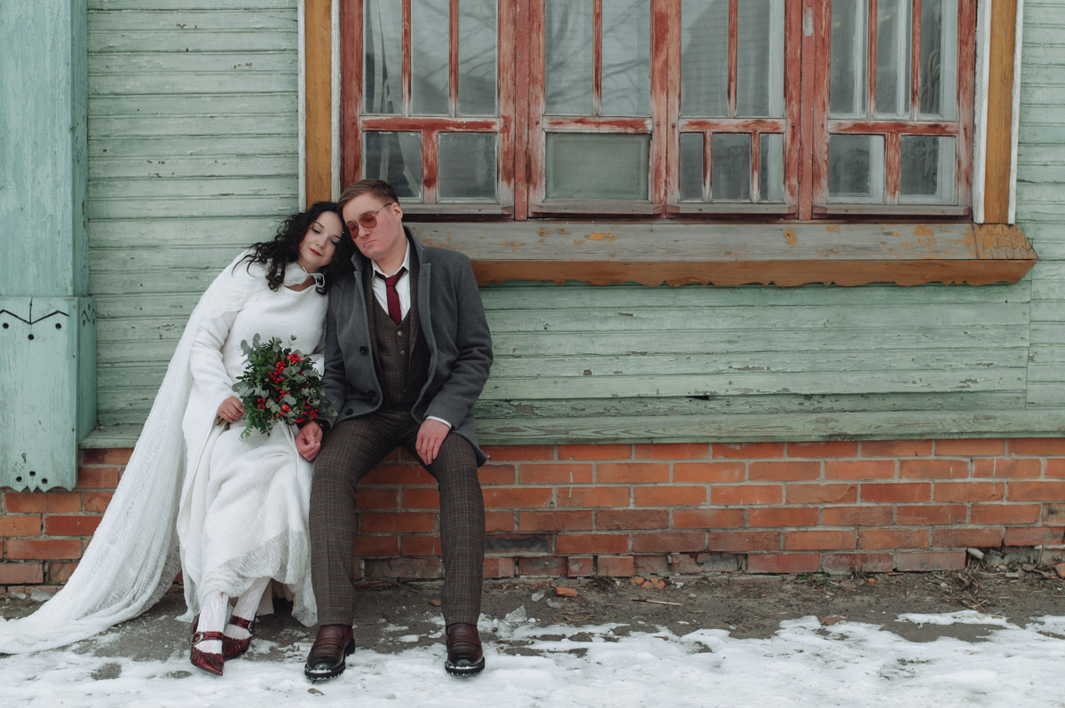 Что-то уединенное, мистическое, фольклорное и непременно приключенческое — такую задачу ставила перед собой пара из Санкт-Петербурга, планируя свадьбу. Олеся и Руслан трудятся в сфере реставрации. Их объединяют увлеченность историческим наследием и страсть к путешествиям. Так и родилась идея связать свои судьбы в одном из древних русских городов. Выбор пал на Гороховец. Получилась настоящая готическая свадьба с кастомным платьем, вилами, белокаменными хоромами и деревянными особняками.