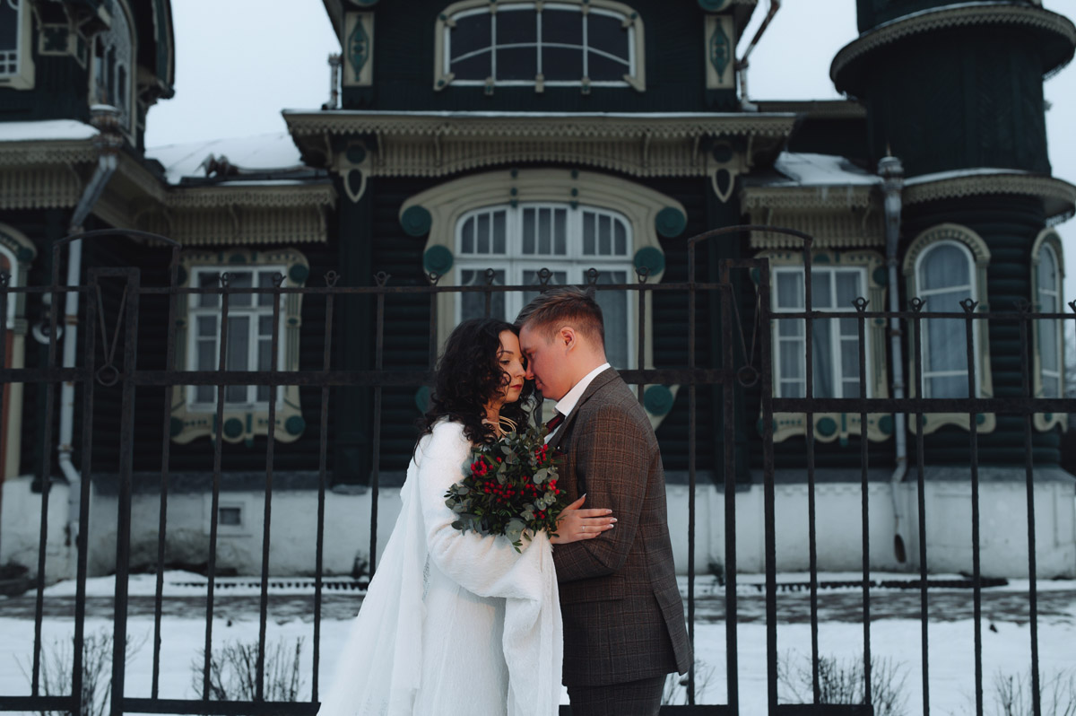 Что-то уединенное, мистическое, фольклорное и непременно приключенческое — такую задачу ставила перед собой пара из Санкт-Петербурга, планируя свадьбу. Олеся и Руслан трудятся в сфере реставрации. Их объединяют увлеченность историческим наследием и страсть к путешествиям. Так и родилась идея связать свои судьбы в одном из древних русских городов. Выбор пал на Гороховец. Получилась настоящая готическая свадьба с кастомным платьем, вилами, белокаменными хоромами и деревянными особняками.