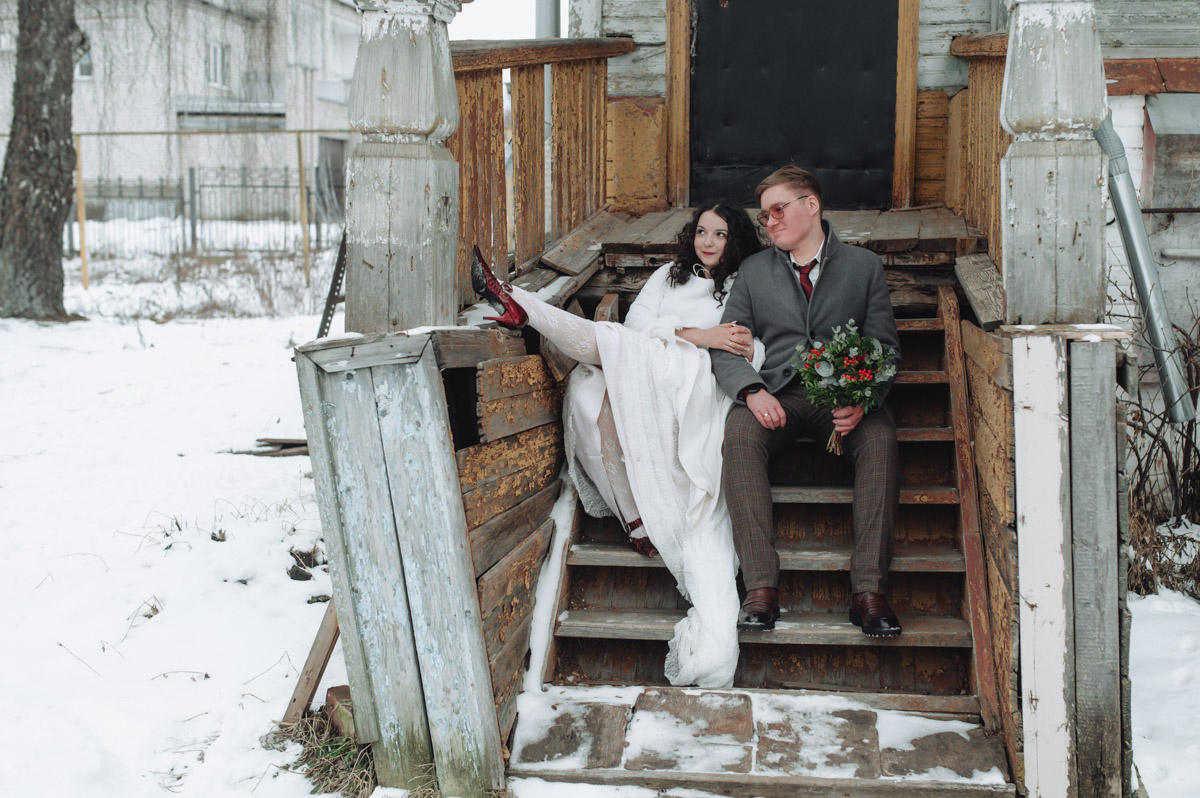 Что-то уединенное, мистическое, фольклорное и непременно приключенческое — такую задачу ставила перед собой пара из Санкт-Петербурга, планируя свадьбу. Олеся и Руслан трудятся в сфере реставрации. Их объединяют увлеченность историческим наследием и страсть к путешествиям. Так и родилась идея связать свои судьбы в одном из древних русских городов. Выбор пал на Гороховец. Получилась настоящая готическая свадьба с кастомным платьем, вилами, белокаменными хоромами и деревянными особняками.