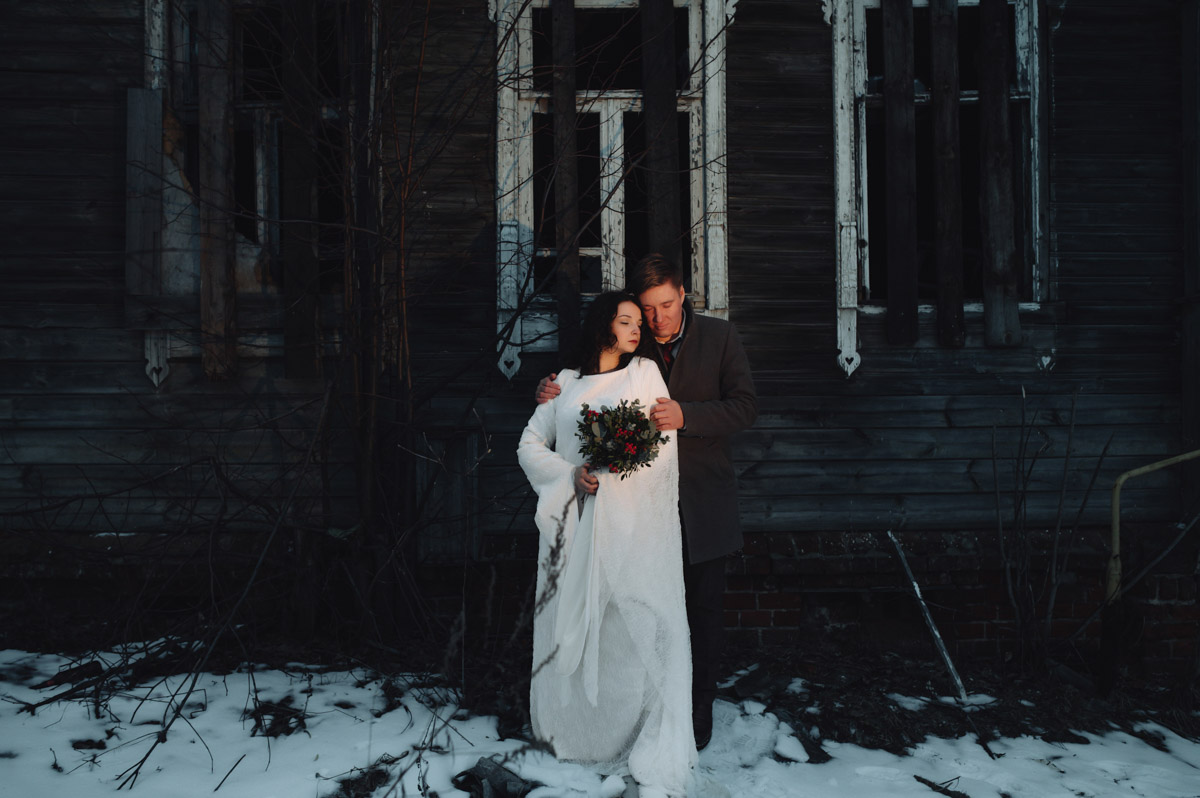 Что-то уединенное, мистическое, фольклорное и непременно приключенческое — такую задачу ставила перед собой пара из Санкт-Петербурга, планируя свадьбу. Олеся и Руслан трудятся в сфере реставрации. Их объединяют увлеченность историческим наследием и страсть к путешествиям. Так и родилась идея связать свои судьбы в одном из древних русских городов. Выбор пал на Гороховец. Получилась настоящая готическая свадьба с кастомным платьем, вилами, белокаменными хоромами и деревянными особняками.