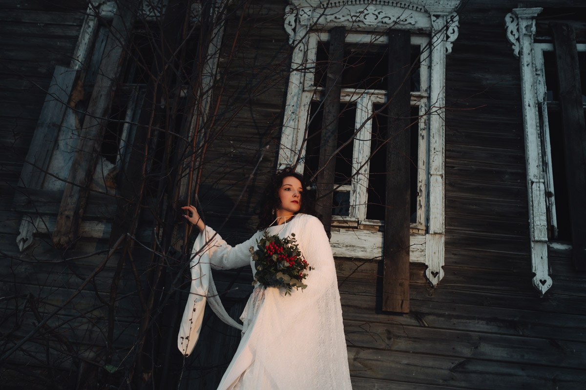 Что-то уединенное, мистическое, фольклорное и непременно приключенческое — такую задачу ставила перед собой пара из Санкт-Петербурга, планируя свадьбу. Олеся и Руслан трудятся в сфере реставрации. Их объединяют увлеченность историческим наследием и страсть к путешествиям. Так и родилась идея связать свои судьбы в одном из древних русских городов. Выбор пал на Гороховец. Получилась настоящая готическая свадьба с кастомным платьем, вилами, белокаменными хоромами и деревянными особняками.