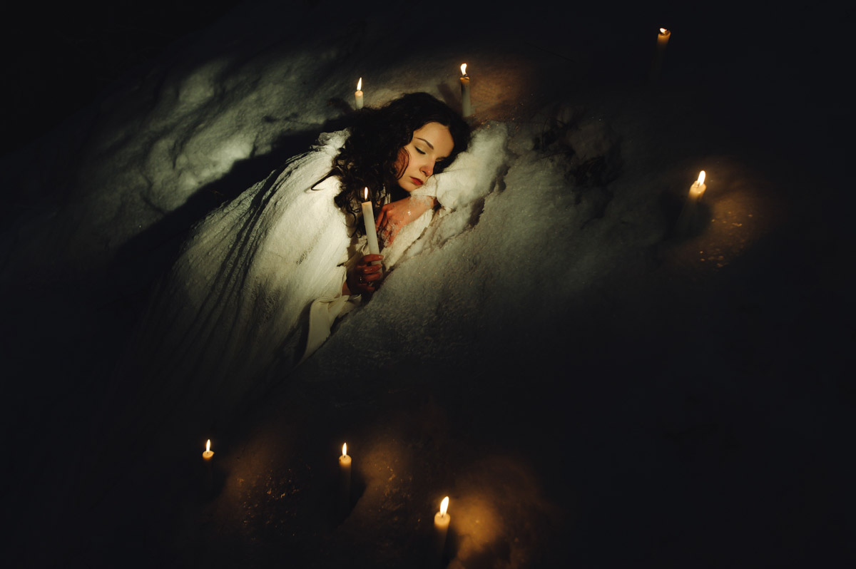 Что-то уединенное, мистическое, фольклорное и непременно приключенческое — такую задачу ставила перед собой пара из Санкт-Петербурга, планируя свадьбу. Олеся и Руслан трудятся в сфере реставрации. Их объединяют увлеченность историческим наследием и страсть к путешествиям. Так и родилась идея связать свои судьбы в одном из древних русских городов. Выбор пал на Гороховец. Получилась настоящая готическая свадьба с кастомным платьем, вилами, белокаменными хоромами и деревянными особняками.