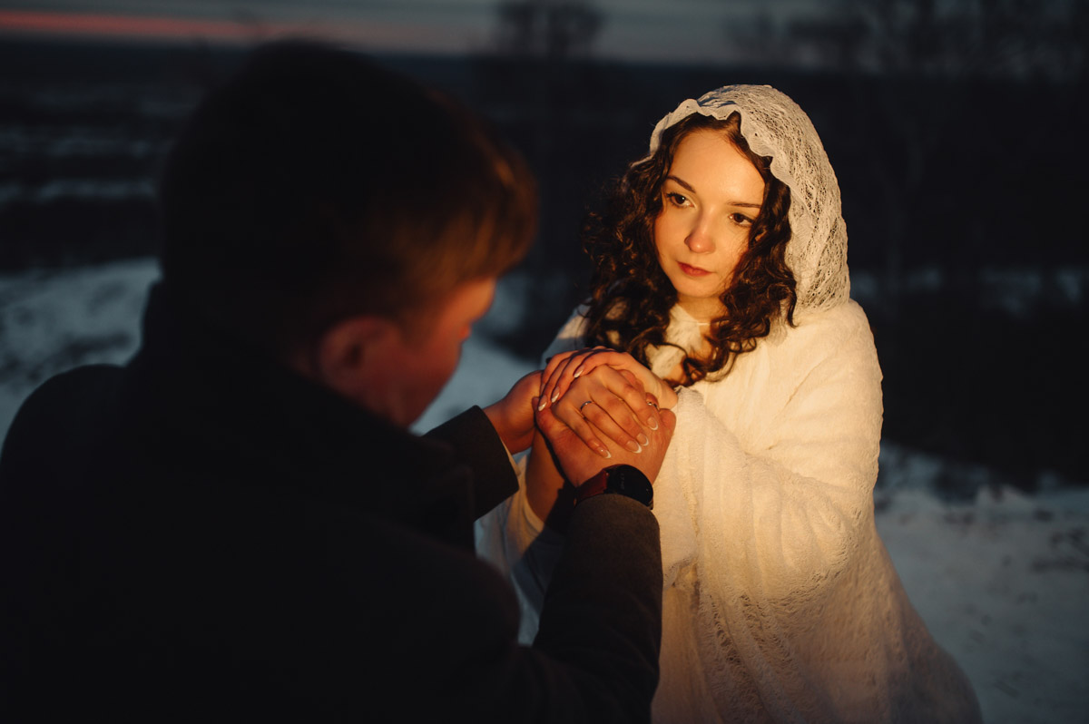 Что-то уединенное, мистическое, фольклорное и непременно приключенческое — такую задачу ставила перед собой пара из Санкт-Петербурга, планируя свадьбу. Олеся и Руслан трудятся в сфере реставрации. Их объединяют увлеченность историческим наследием и страсть к путешествиям. Так и родилась идея связать свои судьбы в одном из древних русских городов. Выбор пал на Гороховец. Получилась настоящая готическая свадьба с кастомным платьем, вилами, белокаменными хоромами и деревянными особняками.