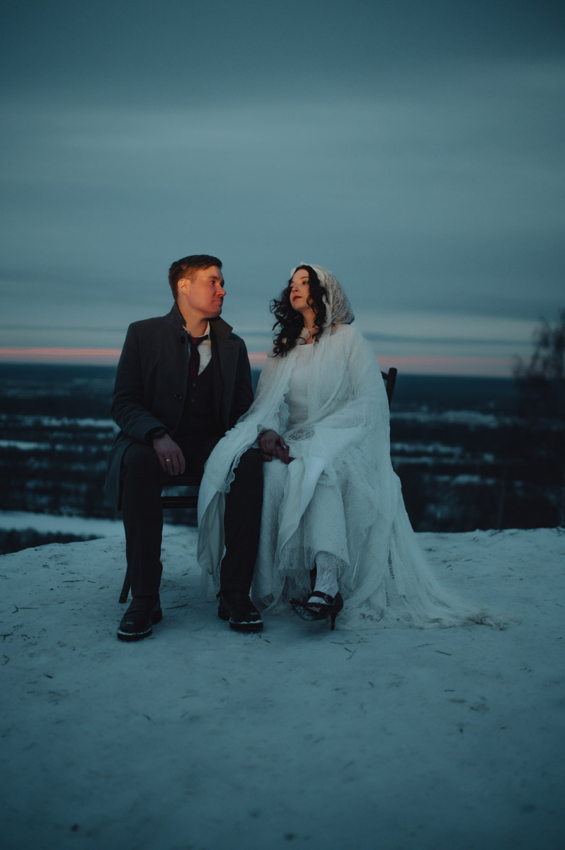 Что-то уединенное, мистическое, фольклорное и непременно приключенческое — такую задачу ставила перед собой пара из Санкт-Петербурга, планируя свадьбу. Олеся и Руслан трудятся в сфере реставрации. Их объединяют увлеченность историческим наследием и страсть к путешествиям. Так и родилась идея связать свои судьбы в одном из древних русских городов. Выбор пал на Гороховец. Получилась настоящая готическая свадьба с кастомным платьем, вилами, белокаменными хоромами и деревянными особняками.