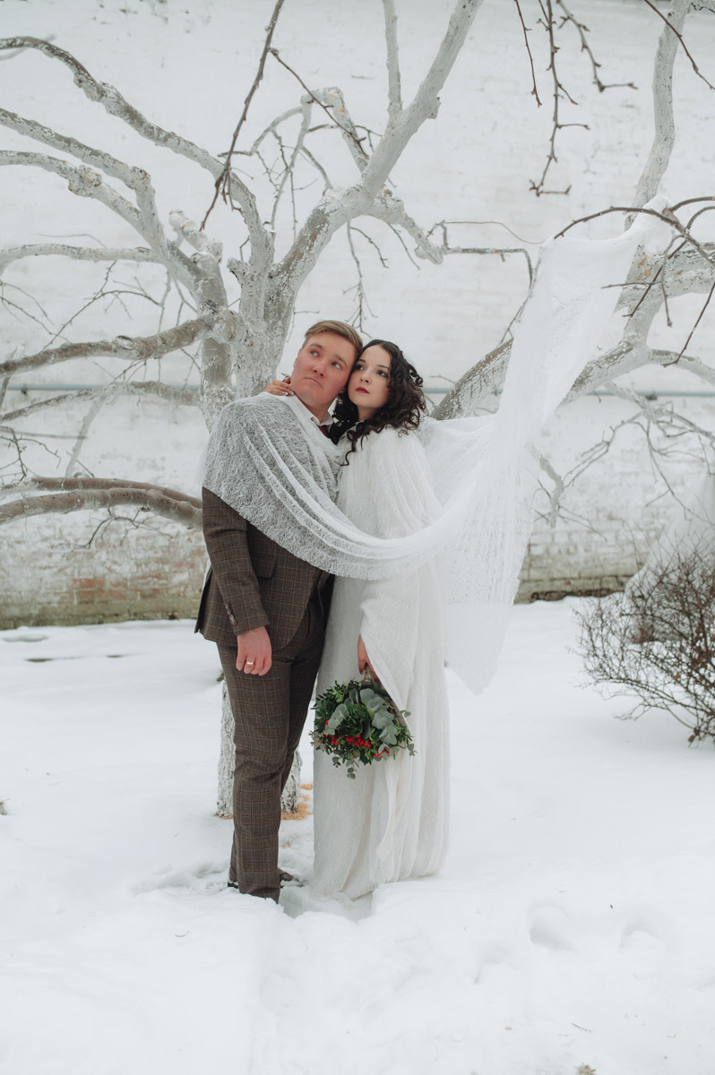 Что-то уединенное, мистическое, фольклорное и непременно приключенческое — такую задачу ставила перед собой пара из Санкт-Петербурга, планируя свадьбу. Олеся и Руслан трудятся в сфере реставрации. Их объединяют увлеченность историческим наследием и страсть к путешествиям. Так и родилась идея связать свои судьбы в одном из древних русских городов. Выбор пал на Гороховец. Получилась настоящая готическая свадьба с кастомным платьем, вилами, белокаменными хоромами и деревянными особняками.