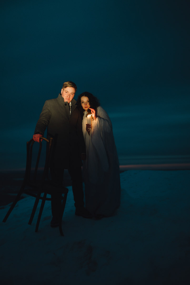 Что-то уединенное, мистическое, фольклорное и непременно приключенческое — такую задачу ставила перед собой пара из Санкт-Петербурга, планируя свадьбу. Олеся и Руслан трудятся в сфере реставрации. Их объединяют увлеченность историческим наследием и страсть к путешествиям. Так и родилась идея связать свои судьбы в одном из древних русских городов. Выбор пал на Гороховец. Получилась настоящая готическая свадьба с кастомным платьем, вилами, белокаменными хоромами и деревянными особняками.