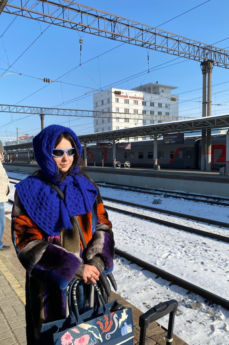 Что-то уединенное, мистическое, фольклорное и непременно приключенческое — такую задачу ставила перед собой пара из Санкт-Петербурга, планируя свадьбу. Олеся и Руслан трудятся в сфере реставрации. Их объединяют увлеченность историческим наследием и страсть к путешествиям. Так и родилась идея связать свои судьбы в одном из древних русских городов. Выбор пал на Гороховец. Получилась настоящая готическая свадьба с кастомным платьем, вилами, белокаменными хоромами и деревянными особняками.