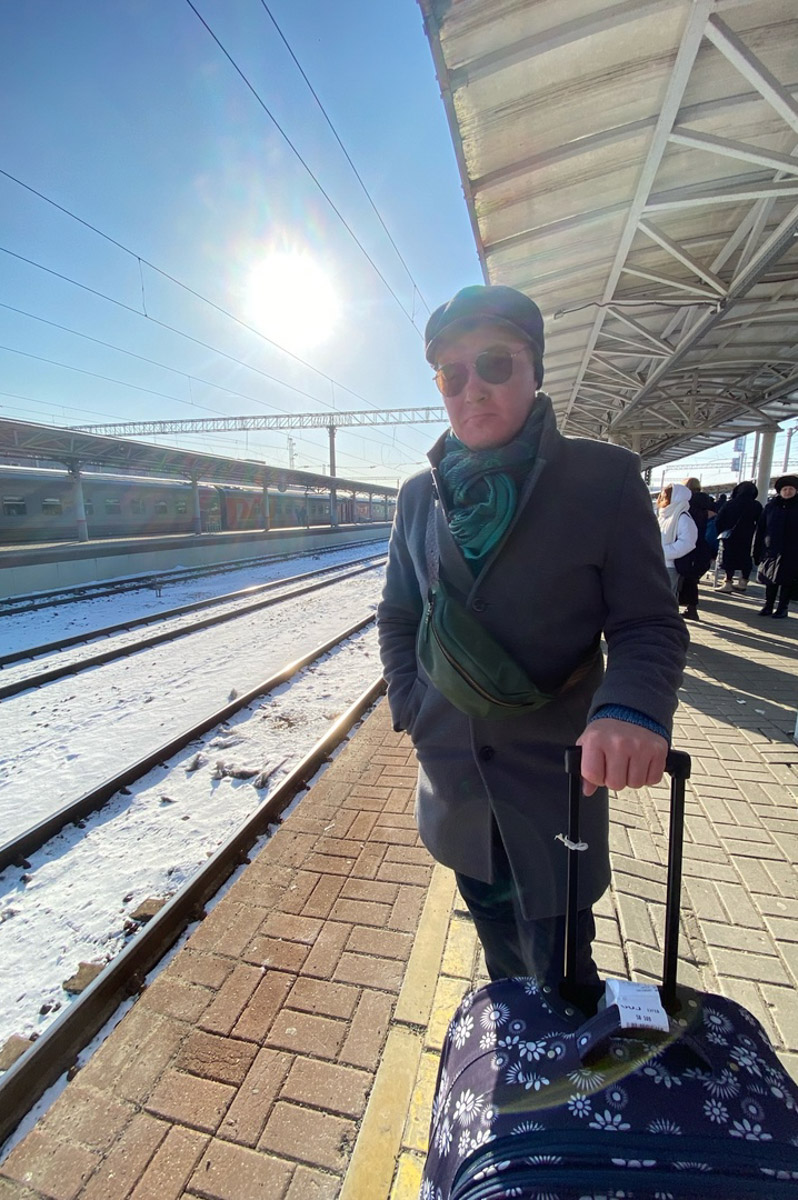 Что-то уединенное, мистическое, фольклорное и непременно приключенческое — такую задачу ставила перед собой пара из Санкт-Петербурга, планируя свадьбу. Олеся и Руслан трудятся в сфере реставрации. Их объединяют увлеченность историческим наследием и страсть к путешествиям. Так и родилась идея связать свои судьбы в одном из древних русских городов. Выбор пал на Гороховец. Получилась настоящая готическая свадьба с кастомным платьем, вилами, белокаменными хоромами и деревянными особняками.