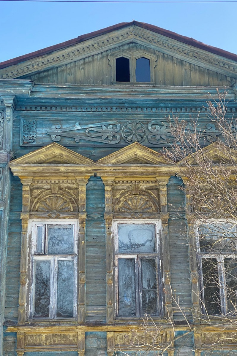 Что-то уединенное, мистическое, фольклорное и непременно приключенческое — такую задачу ставила перед собой пара из Санкт-Петербурга, планируя свадьбу. Олеся и Руслан трудятся в сфере реставрации. Их объединяют увлеченность историческим наследием и страсть к путешествиям. Так и родилась идея связать свои судьбы в одном из древних русских городов. Выбор пал на Гороховец. Получилась настоящая готическая свадьба с кастомным платьем, вилами, белокаменными хоромами и деревянными особняками.