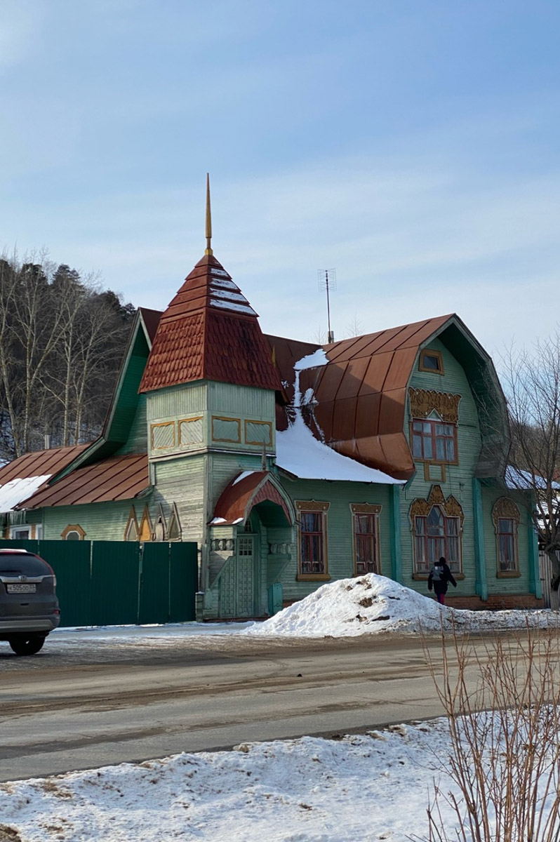 Что-то уединенное, мистическое, фольклорное и непременно приключенческое — такую задачу ставила перед собой пара из Санкт-Петербурга, планируя свадьбу. Олеся и Руслан трудятся в сфере реставрации. Их объединяют увлеченность историческим наследием и страсть к путешествиям. Так и родилась идея связать свои судьбы в одном из древних русских городов. Выбор пал на Гороховец. Получилась настоящая готическая свадьба с кастомным платьем, вилами, белокаменными хоромами и деревянными особняками.