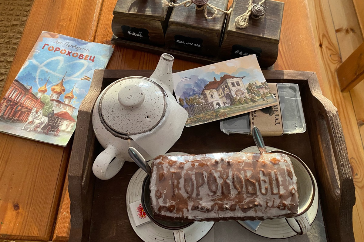 Что-то уединенное, мистическое, фольклорное и непременно приключенческое — такую задачу ставила перед собой пара из Санкт-Петербурга, планируя свадьбу. Олеся и Руслан трудятся в сфере реставрации. Их объединяют увлеченность историческим наследием и страсть к путешествиям. Так и родилась идея связать свои судьбы в одном из древних русских городов. Выбор пал на Гороховец. Получилась настоящая готическая свадьба с кастомным платьем, вилами, белокаменными хоромами и деревянными особняками.