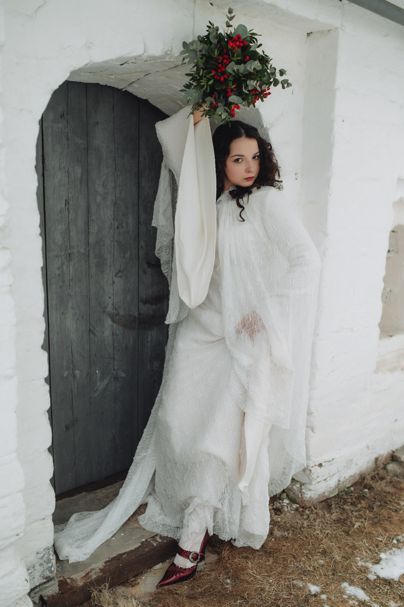 Что-то уединенное, мистическое, фольклорное и непременно приключенческое — такую задачу ставила перед собой пара из Санкт-Петербурга, планируя свадьбу. Олеся и Руслан трудятся в сфере реставрации. Их объединяют увлеченность историческим наследием и страсть к путешествиям. Так и родилась идея связать свои судьбы в одном из древних русских городов. Выбор пал на Гороховец. Получилась настоящая готическая свадьба с кастомным платьем, вилами, белокаменными хоромами и деревянными особняками.