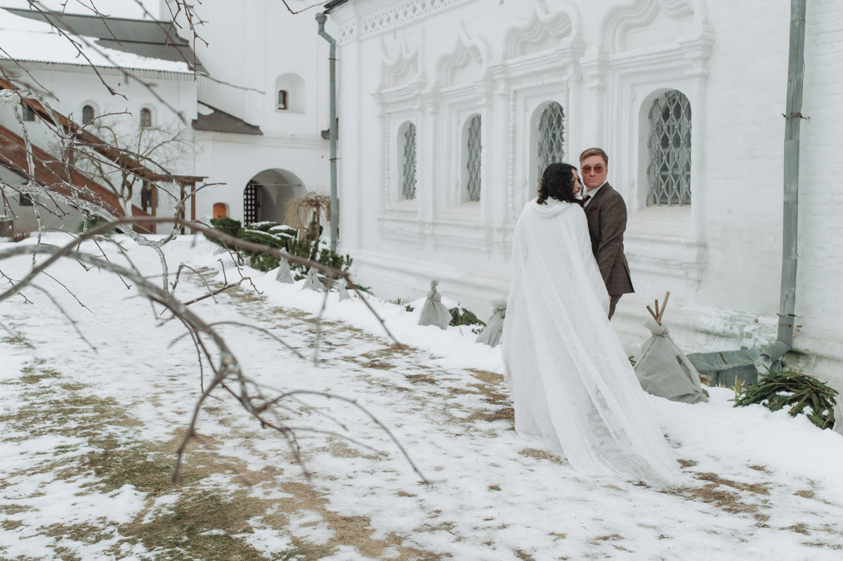 Что-то уединенное, мистическое, фольклорное и непременно приключенческое — такую задачу ставила перед собой пара из Санкт-Петербурга, планируя свадьбу. Олеся и Руслан трудятся в сфере реставрации. Их объединяют увлеченность историческим наследием и страсть к путешествиям. Так и родилась идея связать свои судьбы в одном из древних русских городов. Выбор пал на Гороховец. Получилась настоящая готическая свадьба с кастомным платьем, вилами, белокаменными хоромами и деревянными особняками.