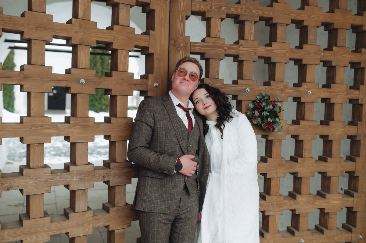 Что-то уединенное, мистическое, фольклорное и непременно приключенческое — такую задачу ставила перед собой пара из Санкт-Петербурга, планируя свадьбу. Олеся и Руслан трудятся в сфере реставрации. Их объединяют увлеченность историческим наследием и страсть к путешествиям. Так и родилась идея связать свои судьбы в одном из древних русских городов. Выбор пал на Гороховец. Получилась настоящая готическая свадьба с кастомным платьем, вилами, белокаменными хоромами и деревянными особняками.