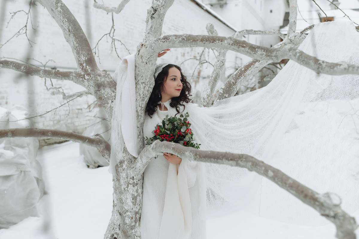 Что-то уединенное, мистическое, фольклорное и непременно приключенческое — такую задачу ставила перед собой пара из Санкт-Петербурга, планируя свадьбу. Олеся и Руслан трудятся в сфере реставрации. Их объединяют увлеченность историческим наследием и страсть к путешествиям. Так и родилась идея связать свои судьбы в одном из древних русских городов. Выбор пал на Гороховец. Получилась настоящая готическая свадьба с кастомным платьем, вилами, белокаменными хоромами и деревянными особняками.