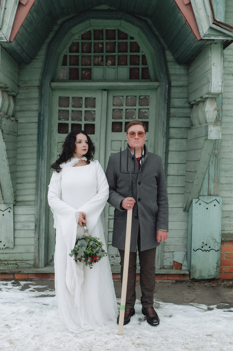 Что-то уединенное, мистическое, фольклорное и непременно приключенческое — такую задачу ставила перед собой пара из Санкт-Петербурга, планируя свадьбу. Олеся и Руслан трудятся в сфере реставрации. Их объединяют увлеченность историческим наследием и страсть к путешествиям. Так и родилась идея связать свои судьбы в одном из древних русских городов. Выбор пал на Гороховец. Получилась настоящая готическая свадьба с кастомным платьем, вилами, белокаменными хоромами и деревянными особняками.