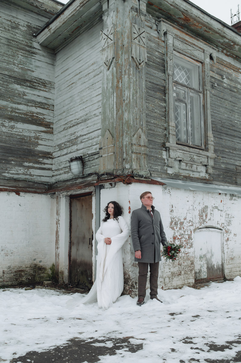 Что-то уединенное, мистическое, фольклорное и непременно приключенческое — такую задачу ставила перед собой пара из Санкт-Петербурга, планируя свадьбу. Олеся и Руслан трудятся в сфере реставрации. Их объединяют увлеченность историческим наследием и страсть к путешествиям. Так и родилась идея связать свои судьбы в одном из древних русских городов. Выбор пал на Гороховец. Получилась настоящая готическая свадьба с кастомным платьем, вилами, белокаменными хоромами и деревянными особняками.