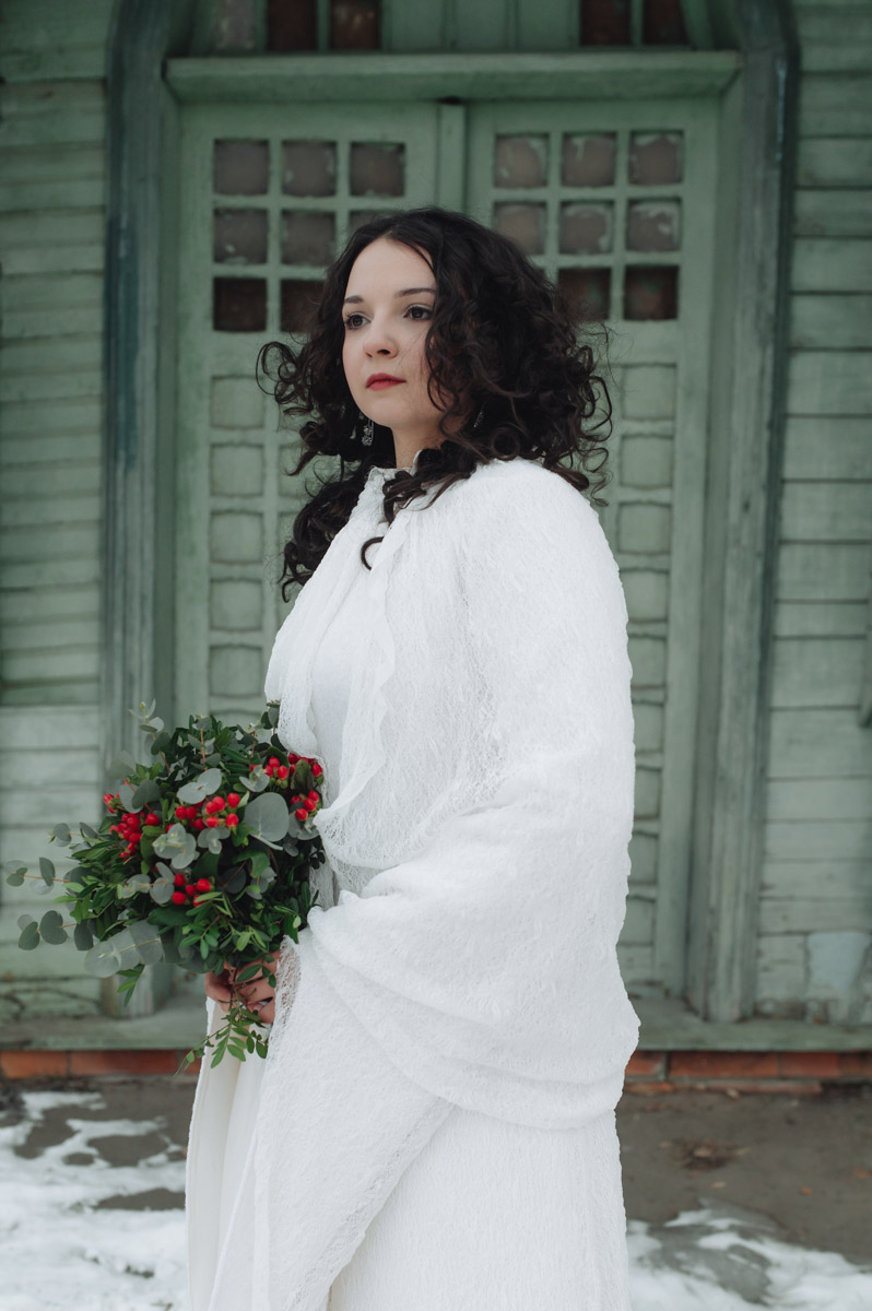 Что-то уединенное, мистическое, фольклорное и непременно приключенческое — такую задачу ставила перед собой пара из Санкт-Петербурга, планируя свадьбу. Олеся и Руслан трудятся в сфере реставрации. Их объединяют увлеченность историческим наследием и страсть к путешествиям. Так и родилась идея связать свои судьбы в одном из древних русских городов. Выбор пал на Гороховец. Получилась настоящая готическая свадьба с кастомным платьем, вилами, белокаменными хоромами и деревянными особняками.