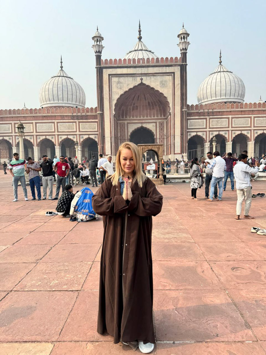 Индия может быть очень разной: это и белоснежные пляжи Гоа, и грязные улицы Старого города Дели. Неудивительно, что на север страны туристы едут менее охотно. А ведь он невероятно самобытен! Это подтверждает и Наталья Савенко из Коврова, которая выбрала не самый популярный маршрут и рассказала о нем нашему изданию.