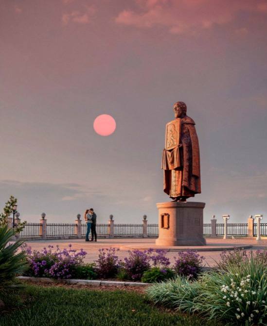 Уже этим летом во Владимире установят памятник благоверному князю Андрею Боголюбскому. Шестиметровую композицию собираются вписать в пространство смотровой площадки около Дмитриевского собора. О том, как будет выглядеть скульптура и каким видят проект благоустройства прилегающей территории, узнал «Ключ-Медиа».