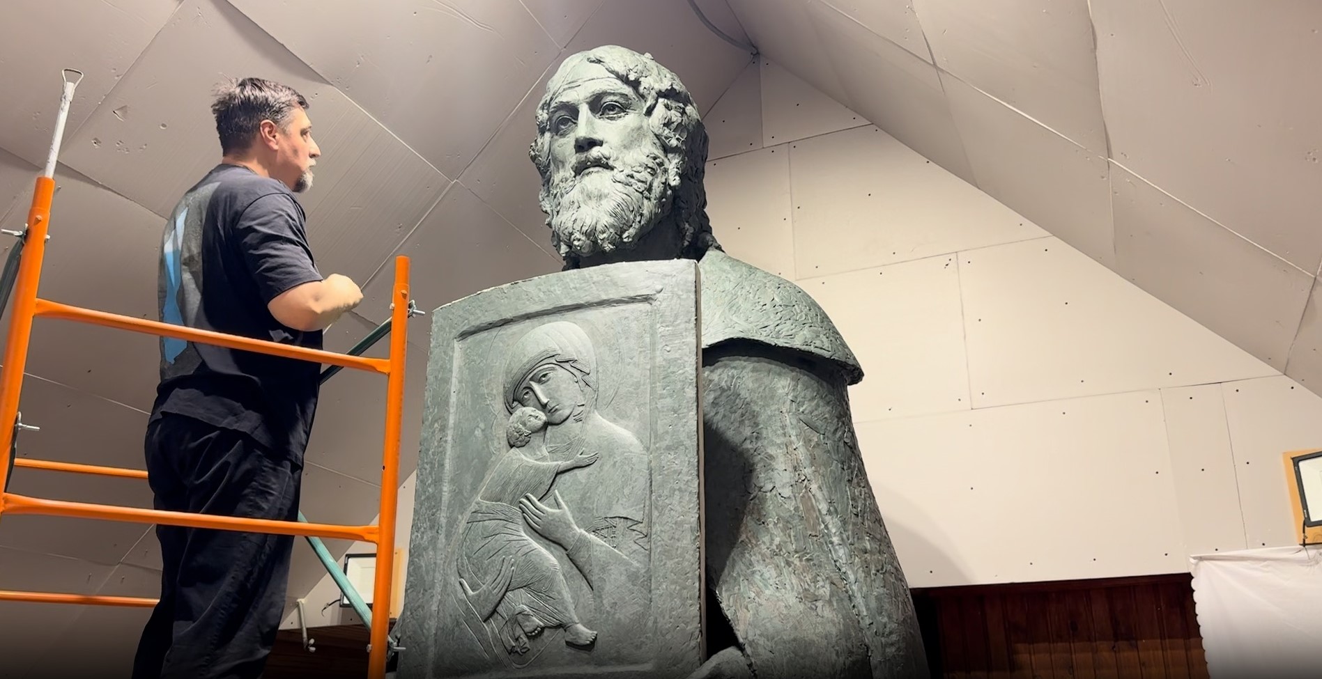 Уже этим летом во Владимире установят памятник благоверному князю Андрею Боголюбскому. Шестиметровую композицию собираются вписать в пространство смотровой площадки около Дмитриевского собора. О том, как будет выглядеть скульптура и каким видят проект благоустройства прилегающей территории, узнал «Ключ-Медиа».