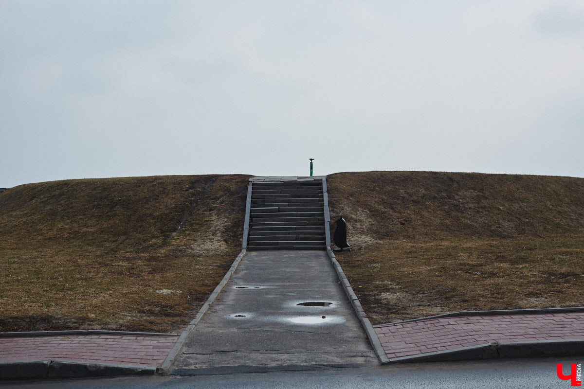 Уже этим летом во Владимире установят памятник благоверному князю Андрею Боголюбскому. Шестиметровую композицию собираются вписать в пространство смотровой площадки около Дмитриевского собора. О том, как будет выглядеть скульптура и каким видят проект благоустройства прилегающей территории, узнал «Ключ-Медиа».