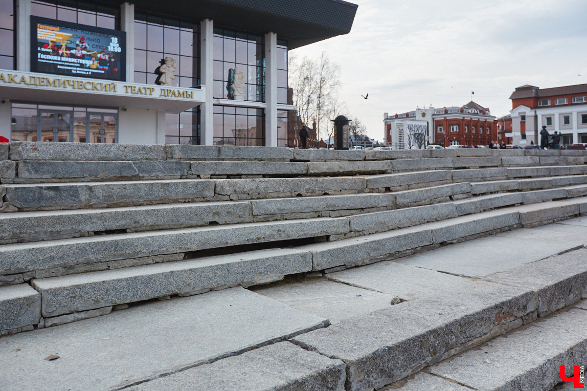 На Георгиевской улице начали ремонтировать тротуарную плитку, которая пришла в негодность в самом конце зимы. Работы предусмотрены и на Соборной площади, там в порядок приведут лестницу, ведущую в парк Пушкина. А вот реставрация памятника князю Владимиру остается под вопросом, как, собственно, и территории возле него. Рассказываем детали!