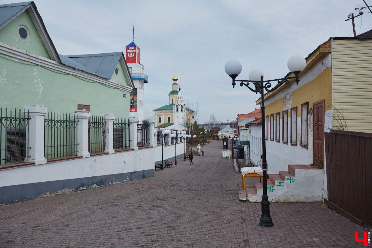 На Георгиевской улице начали ремонтировать тротуарную плитку, которая пришла в негодность в самом конце зимы. Работы предусмотрены и на Соборной площади, там в порядок приведут лестницу, ведущую в парк Пушкина. А вот реставрация памятника князю Владимиру остается под вопросом, как, собственно, и территории возле него. Рассказываем детали!