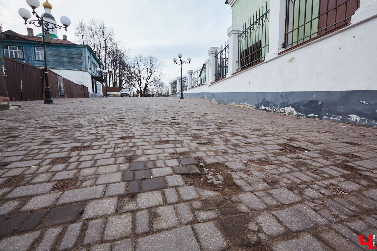 На Георгиевской улице начали ремонтировать тротуарную плитку, которая пришла в негодность в самом конце зимы. Работы предусмотрены и на Соборной площади, там в порядок приведут лестницу, ведущую в парк Пушкина. А вот реставрация памятника князю Владимиру остается под вопросом, как, собственно, и территории возле него. Рассказываем детали!
