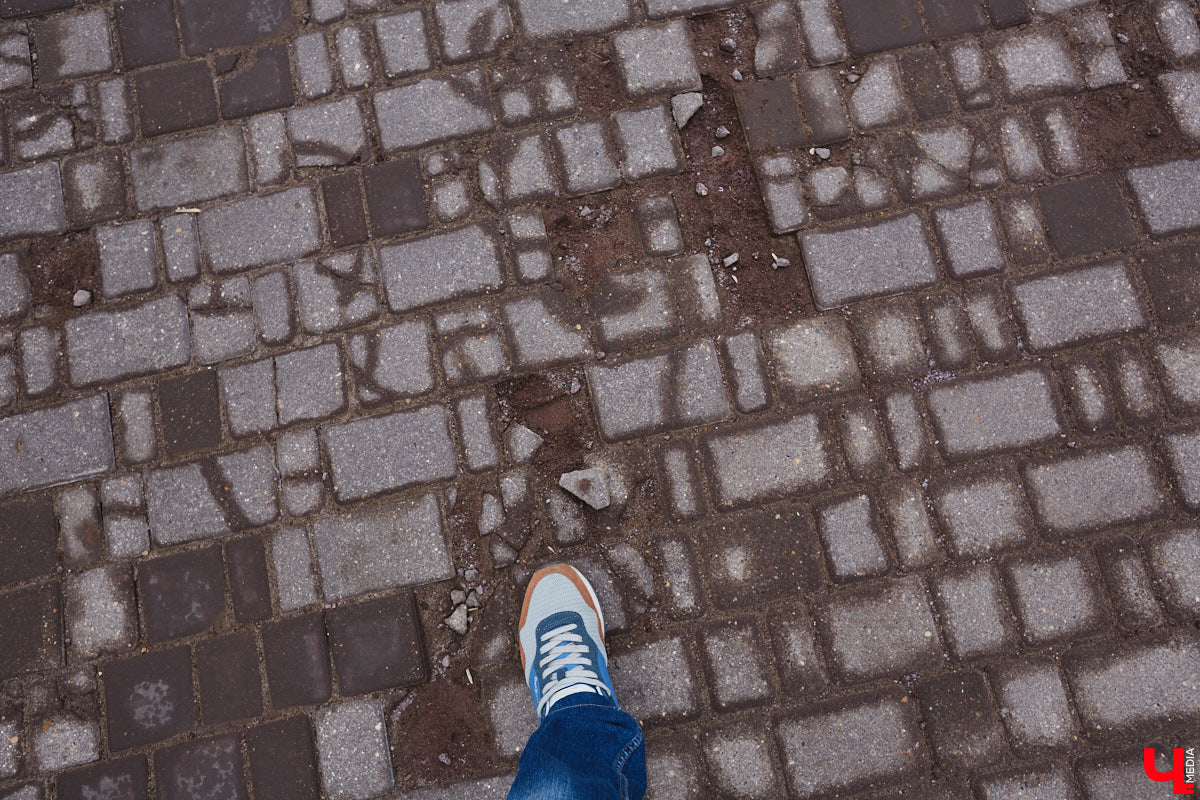 На Георгиевской улице начали ремонтировать тротуарную плитку, которая пришла в негодность в самом конце зимы. Работы предусмотрены и на Соборной площади, там в порядок приведут лестницу, ведущую в парк Пушкина. А вот реставрация памятника князю Владимиру остается под вопросом, как, собственно, и территории возле него. Рассказываем детали!