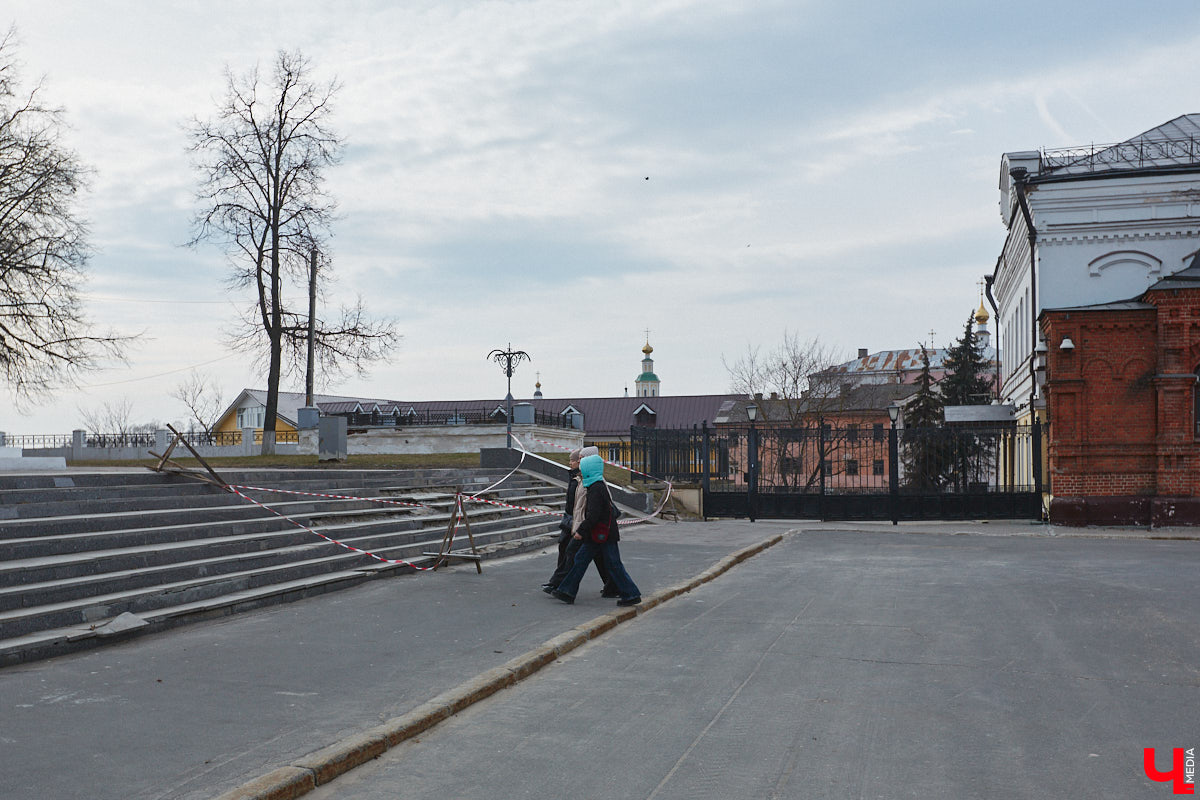 На Георгиевской улице начали ремонтировать тротуарную плитку, которая пришла в негодность в самом конце зимы. Работы предусмотрены и на Соборной площади, там в порядок приведут лестницу, ведущую в парк Пушкина. А вот реставрация памятника князю Владимиру остается под вопросом, как, собственно, и территории возле него. Рассказываем детали!