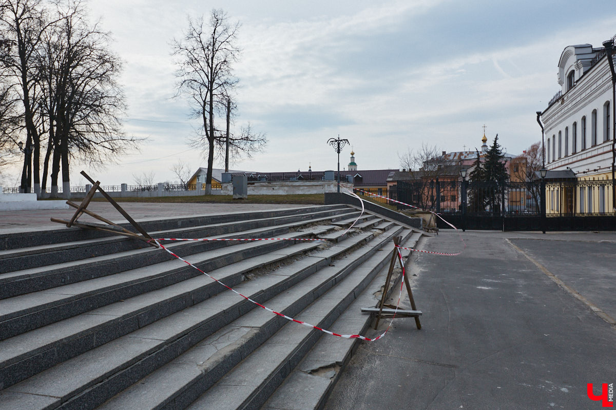 На Георгиевской улице начали ремонтировать тротуарную плитку, которая пришла в негодность в самом конце зимы. Работы предусмотрены и на Соборной площади, там в порядок приведут лестницу, ведущую в парк Пушкина. А вот реставрация памятника князю Владимиру остается под вопросом, как, собственно, и территории возле него. Рассказываем детали!