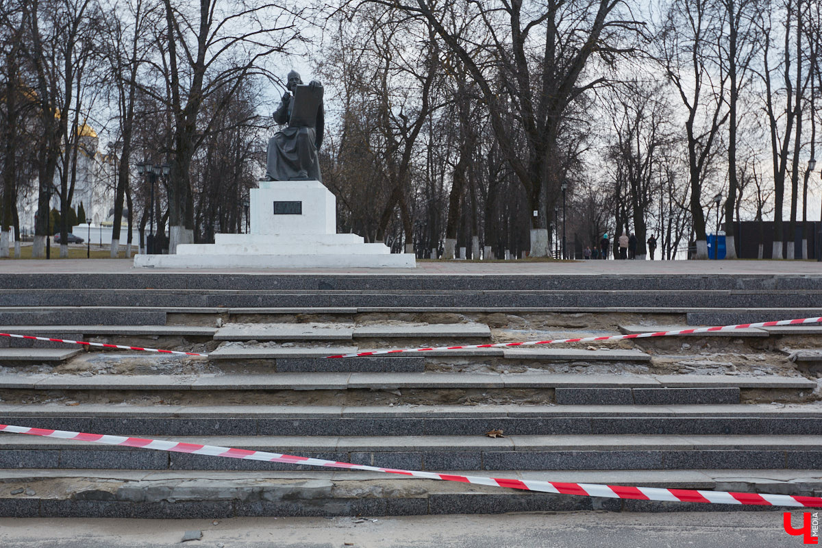 На Георгиевской улице начали ремонтировать тротуарную плитку, которая пришла в негодность в самом конце зимы. Работы предусмотрены и на Соборной площади, там в порядок приведут лестницу, ведущую в парк Пушкина. А вот реставрация памятника князю Владимиру остается под вопросом, как, собственно, и территории возле него. Рассказываем детали!