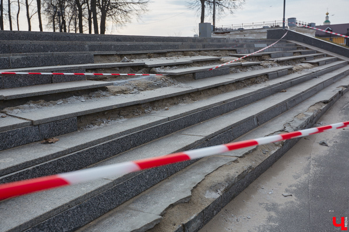 На Георгиевской улице начали ремонтировать тротуарную плитку, которая пришла в негодность в самом конце зимы. Работы предусмотрены и на Соборной площади, там в порядок приведут лестницу, ведущую в парк Пушкина. А вот реставрация памятника князю Владимиру остается под вопросом, как, собственно, и территории возле него. Рассказываем детали!