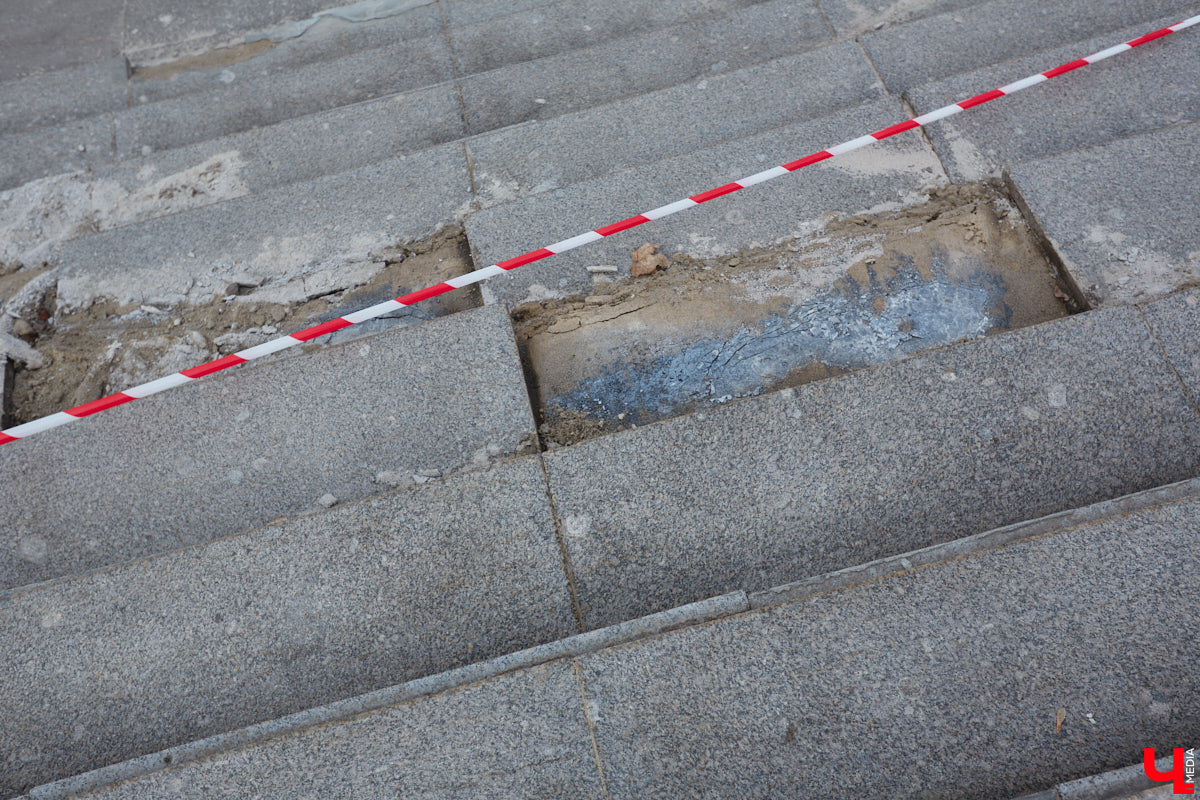 На Георгиевской улице начали ремонтировать тротуарную плитку, которая пришла в негодность в самом конце зимы. Работы предусмотрены и на Соборной площади, там в порядок приведут лестницу, ведущую в парк Пушкина. А вот реставрация памятника князю Владимиру остается под вопросом, как, собственно, и территории возле него. Рассказываем детали!