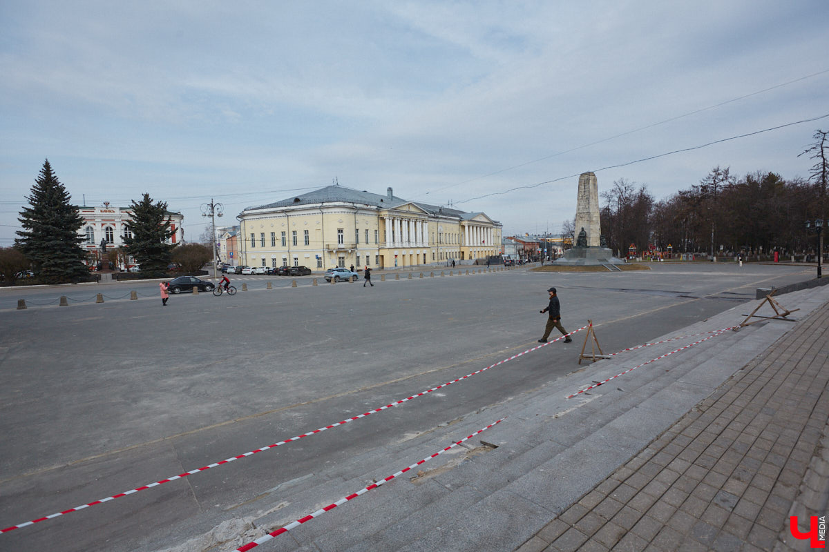 На Георгиевской улице начали ремонтировать тротуарную плитку, которая пришла в негодность в самом конце зимы. Работы предусмотрены и на Соборной площади, там в порядок приведут лестницу, ведущую в парк Пушкина. А вот реставрация памятника князю Владимиру остается под вопросом, как, собственно, и территории возле него. Рассказываем детали!