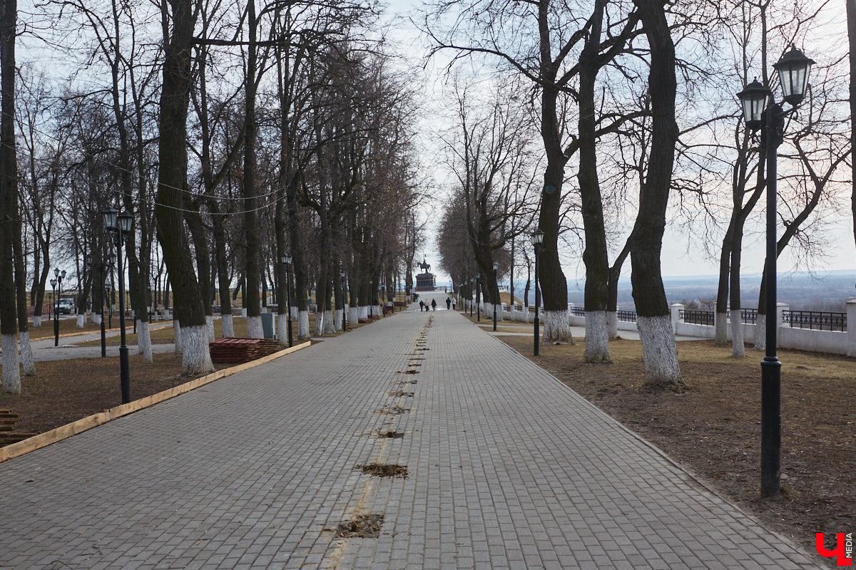 На Георгиевской улице начали ремонтировать тротуарную плитку, которая пришла в негодность в самом конце зимы. Работы предусмотрены и на Соборной площади, там в порядок приведут лестницу, ведущую в парк Пушкина. А вот реставрация памятника князю Владимиру остается под вопросом, как, собственно, и территории возле него. Рассказываем детали!