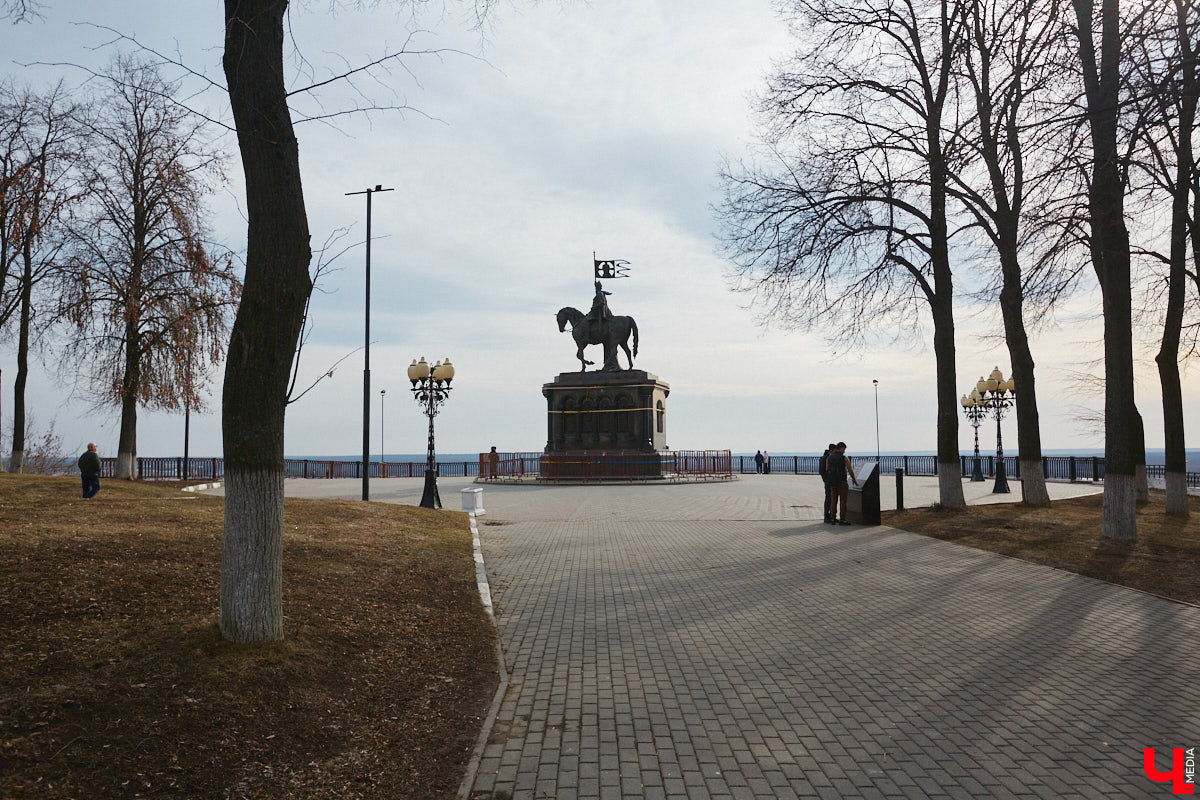 На Георгиевской улице начали ремонтировать тротуарную плитку, которая пришла в негодность в самом конце зимы. Работы предусмотрены и на Соборной площади, там в порядок приведут лестницу, ведущую в парк Пушкина. А вот реставрация памятника князю Владимиру остается под вопросом, как, собственно, и территории возле него. Рассказываем детали!