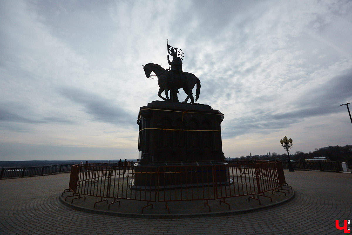 На Георгиевской улице начали ремонтировать тротуарную плитку, которая пришла в негодность в самом конце зимы. Работы предусмотрены и на Соборной площади, там в порядок приведут лестницу, ведущую в парк Пушкина. А вот реставрация памятника князю Владимиру остается под вопросом, как, собственно, и территории возле него. Рассказываем детали!