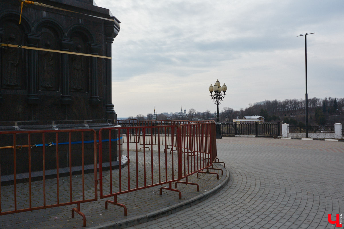 На Георгиевской улице начали ремонтировать тротуарную плитку, которая пришла в негодность в самом конце зимы. Работы предусмотрены и на Соборной площади, там в порядок приведут лестницу, ведущую в парк Пушкина. А вот реставрация памятника князю Владимиру остается под вопросом, как, собственно, и территории возле него. Рассказываем детали!