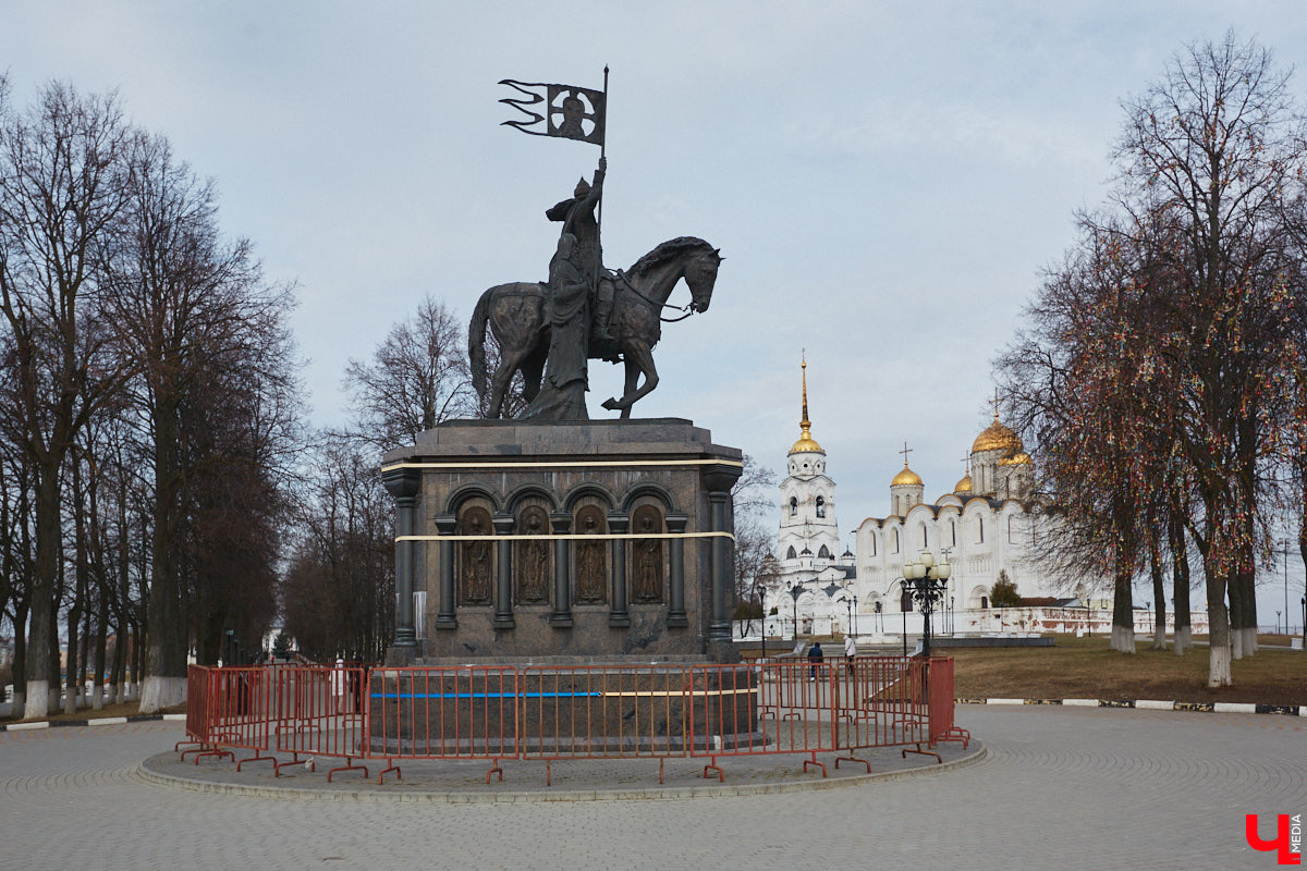 На Георгиевской улице начали ремонтировать тротуарную плитку, которая пришла в негодность в самом конце зимы. Работы предусмотрены и на Соборной площади, там в порядок приведут лестницу, ведущую в парк Пушкина. А вот реставрация памятника князю Владимиру остается под вопросом, как, собственно, и территории возле него. Рассказываем детали!
